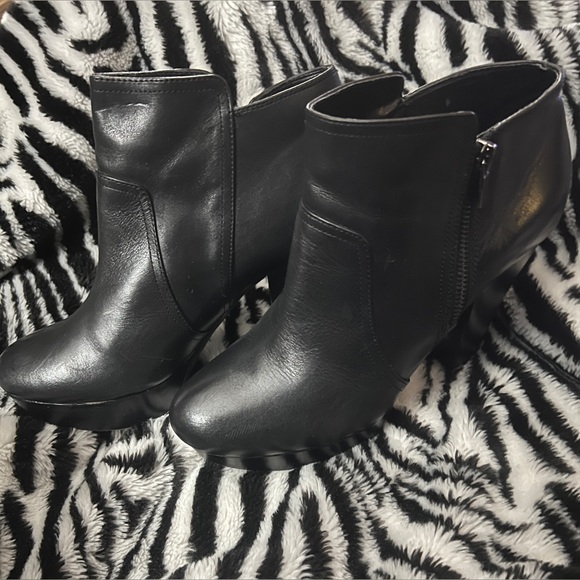 Gianni Bini Black Leather Platform Booties - Picture 3 of 9